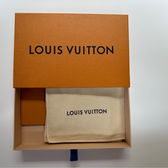 Louis Vuitton Card Holder with zipper 2021 - Picture 8 of 8